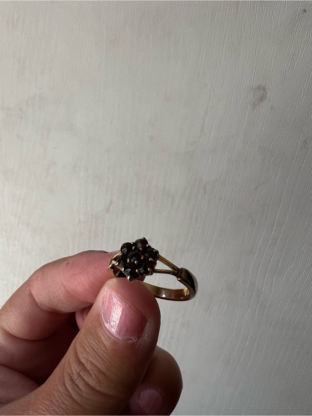 Elegant Gold-Tone Garnet Cluster Ring - Deep Red Gemstone - Picture 3 of 5